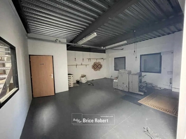 Local d'activités dans Saint-Priest à vendre - Photo de l’immeuble – Image 2 sur 5