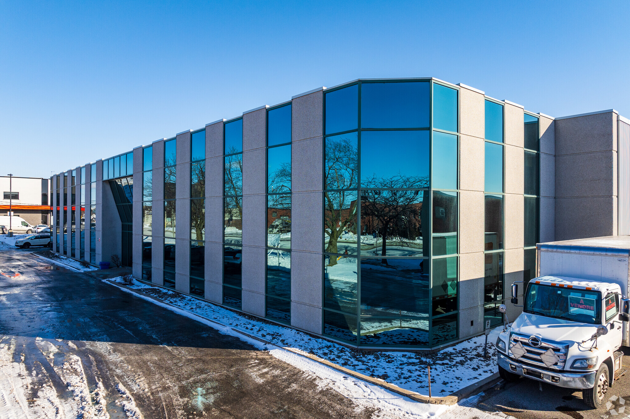 7850 Rue Bombardier, Montréal, QC à louer Photo principale– Image 1 sur 5