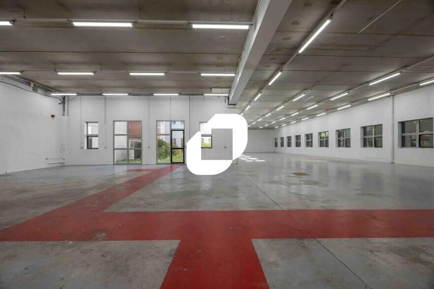 Local d’activités dans Saint-Thibault-des-Vignes à louer - Photo de l’immeuble – Image 2 sur 11