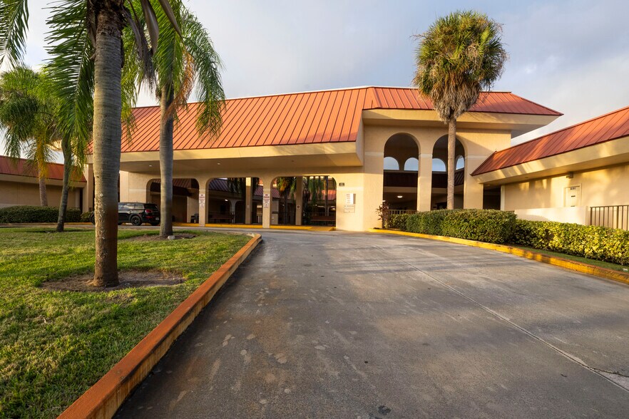 1801 SE Hillmoor Dr, Port Saint Lucie, FL à louer - Photo de l’immeuble – Image 3 sur 18