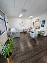 2355-2357 Honolulu Ave, Montrose, CA à louer Photo intérieure– Image 2 sur 8