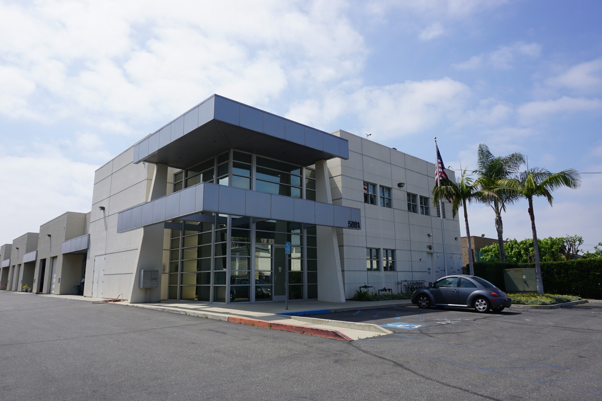 5881 Obispo Ave, Long Beach, CA à louer Photo de l’immeuble– Image 1 sur 9