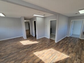 4646-4660 E Lake Rd, Sheffield Lake, OH à louer Photo intérieure– Image 2 sur 7