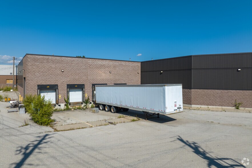 100 Ronson Dr, Toronto, ON à vendre - Photo de l’immeuble – Image 2 sur 10