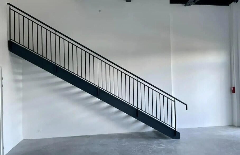 Local d'activités dans Marines à vendre - Photo de l’immeuble – Image 3 sur 14