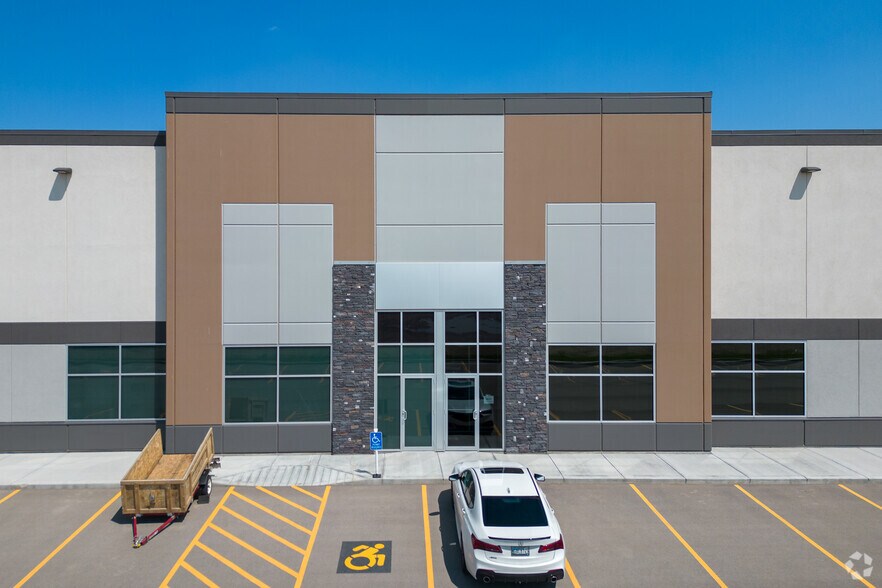 250 Aero Link NE, Calgary, AB à louer - Photo de l’immeuble – Image 3 sur 5