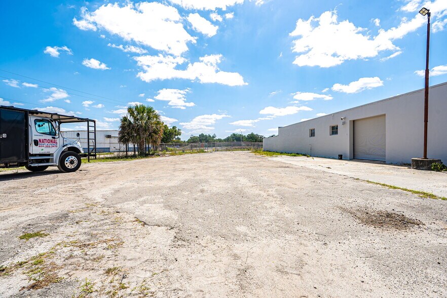 2111 Fowler St, Fort Myers, FL à vendre - Photo de l’immeuble – Image 3 sur 15