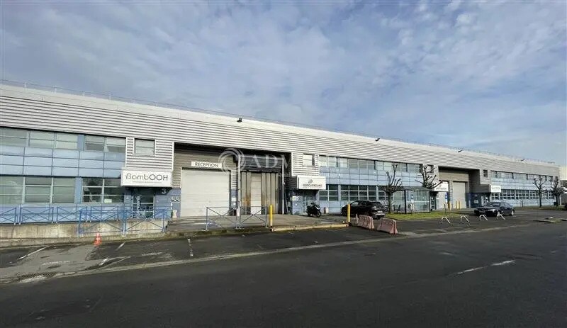 Local d’activités dans La Courneuve à louer - Photo de l’immeuble – Image 1 sur 12