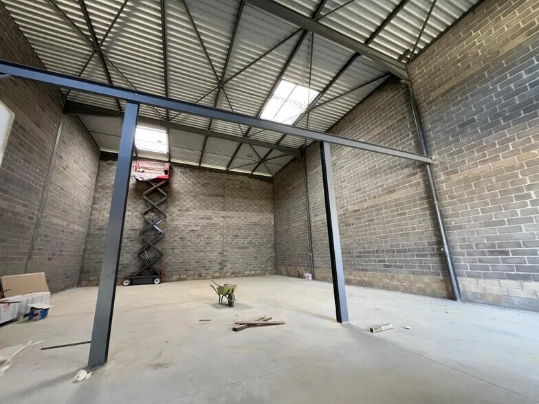 Local d'activités dans Ollainville à vendre - Photo de l’immeuble – Image 3 sur 10