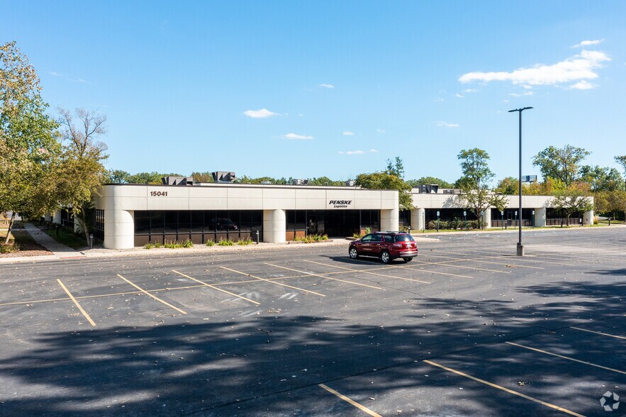 15041 S Commerce Dr, Dearborn, MI à louer - Photo de l’immeuble – Image 3 sur 8