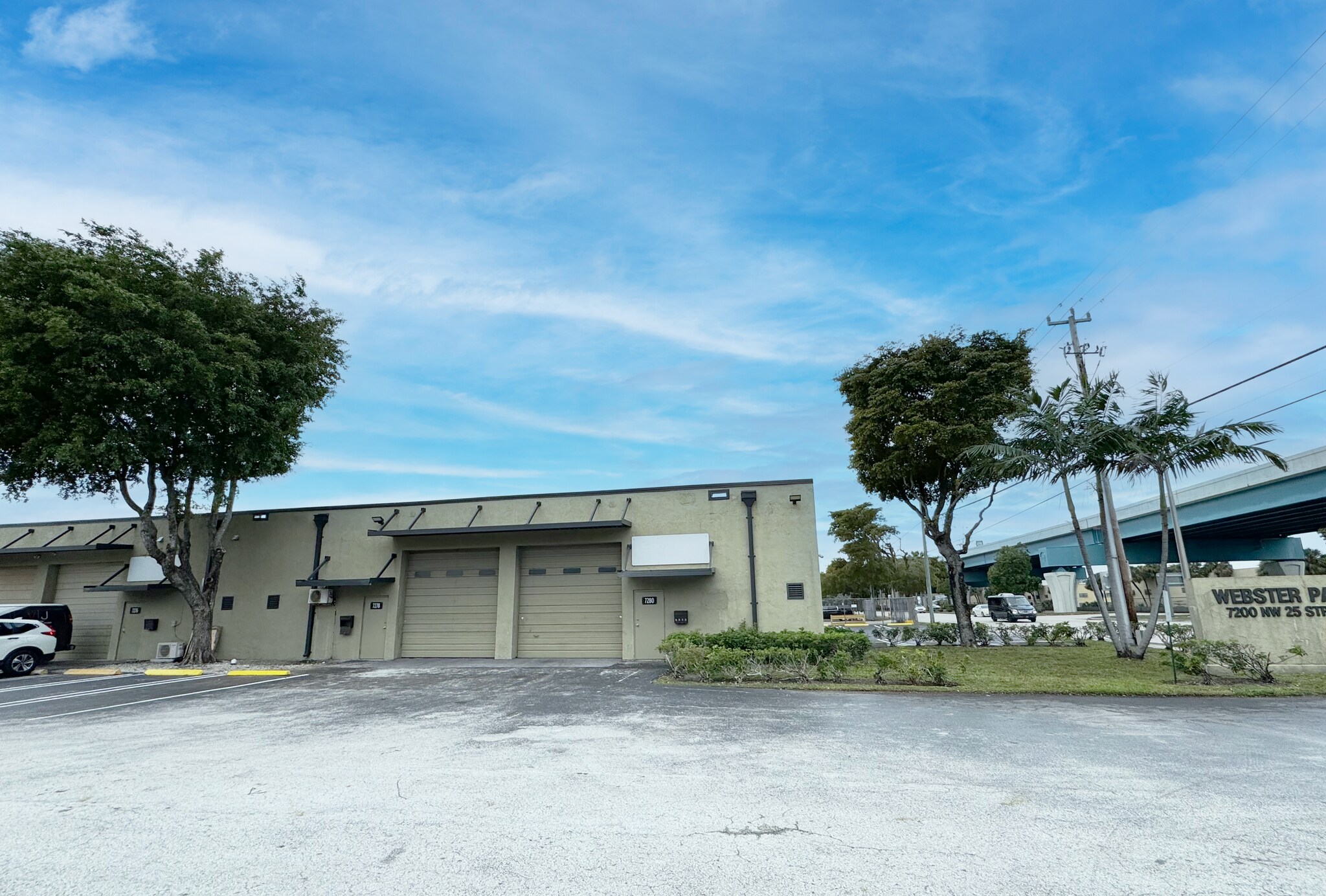 7250-7280 NW 25th St, Miami, FL à louer Photo de l’immeuble– Image 1 sur 5