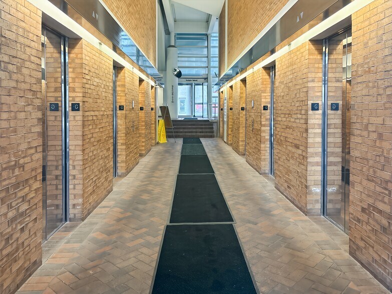 110 E Wayne St, Fort Wayne, IN à louer - Photo intérieure – Image 2 sur 3