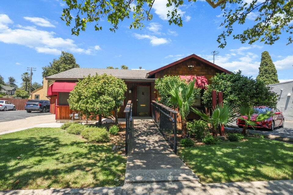 1826 Sonoma St, Redding, CA à vendre Photo de l’immeuble– Image 1 sur 25