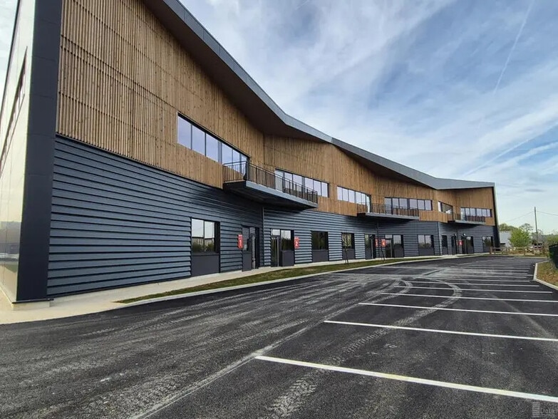 Local d'activités dans Moissy-Cramayel à vendre - Photo de l’immeuble – Image 2 sur 5