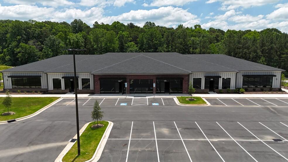 345 Patricia Ln, Fort Mill, SC à louer - Photo de l’immeuble – Image 1 sur 4
