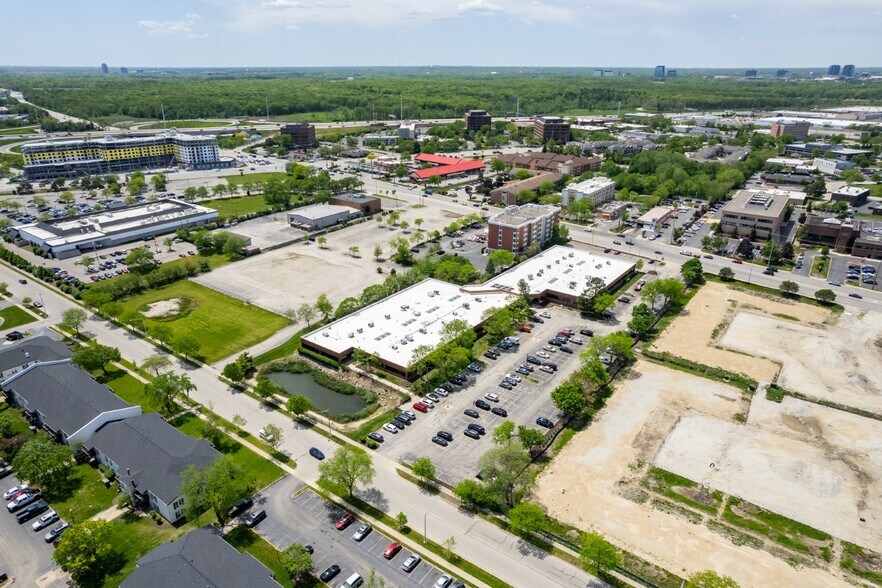 2101 S Arlington Heights Rd, Arlington Heights, IL à vendre - Photo de l’immeuble – Image 1 sur 65
