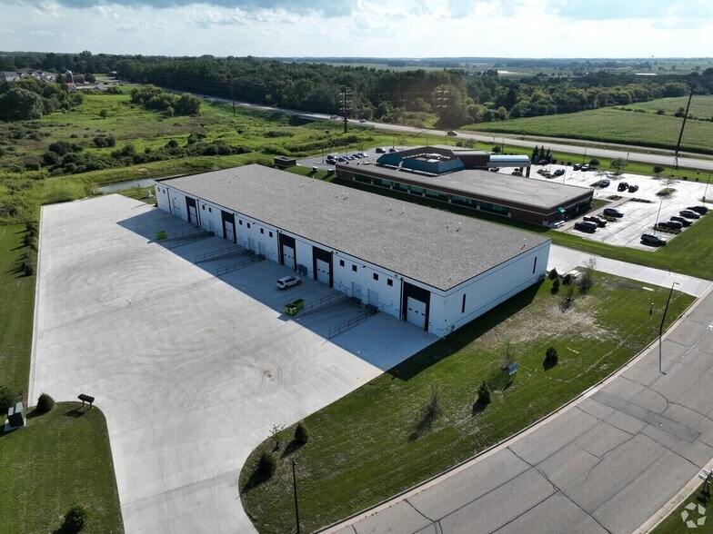 205 E Morrissy Dr, Elkhorn, WI à louer - Photo de l’immeuble – Image 2 sur 13