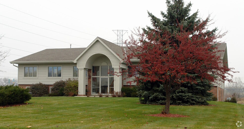 9910 W Layton Ave, Greenfield, WI à louer - Photo de l’immeuble – Image 3 sur 6