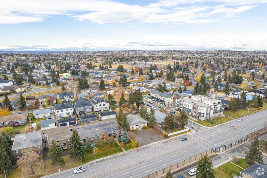 4131 Bow Trl SW, Calgary, AB à louer - Aérien – Image 2 sur 5