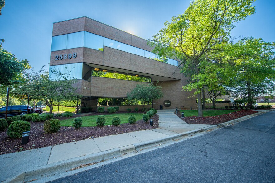 25899 W 12 Mile Rd, Southfield, MI à louer - Photo de l’immeuble – Image 2 sur 5