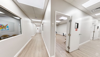 2885 S Federal Hwy, Delray Beach, FL à louer Numérisation 3D Matterport– Image 1 sur 7