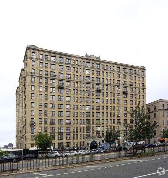 1749 Grand Concourse, Bronx, NY à louer - Photo de l’immeuble – Image 1 sur 9