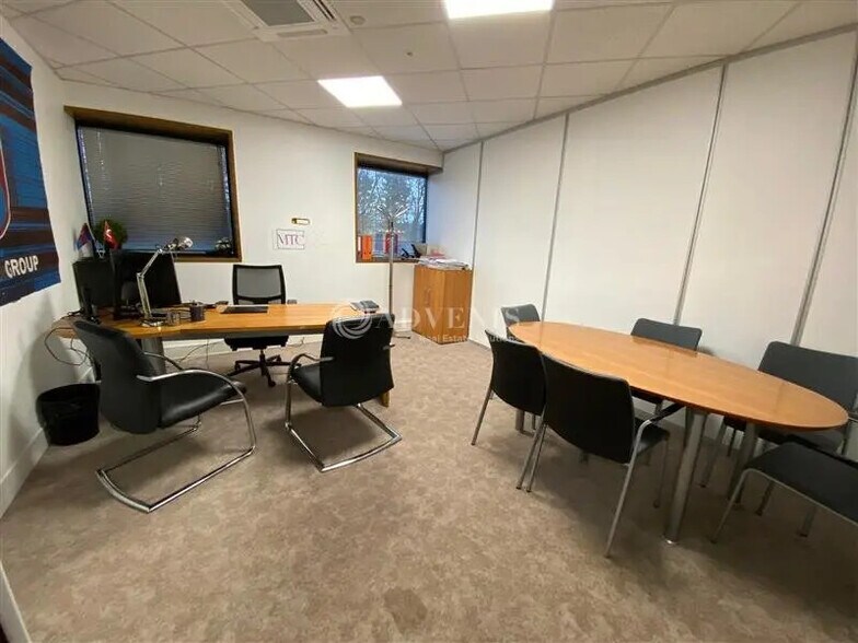 Bureau dans Champs-sur-Marne à louer - Photo de l’immeuble – Image 3 sur 8