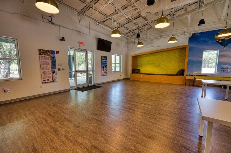 1390 E Bitters Rd, San Antonio, TX à louer - Photo de l’immeuble – Image 3 sur 7