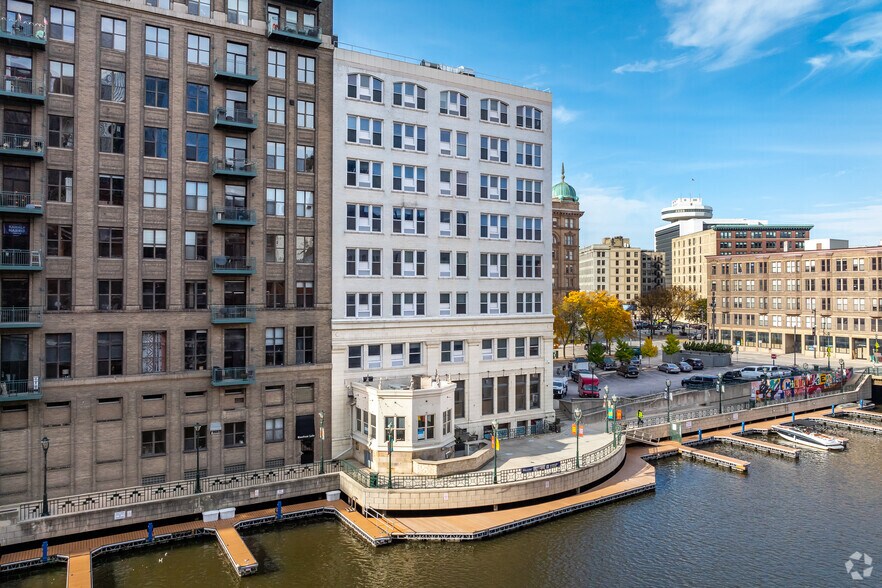 740 N Plankinton Ave, Milwaukee, WI à louer - Photo de l’immeuble – Image 2 sur 15
