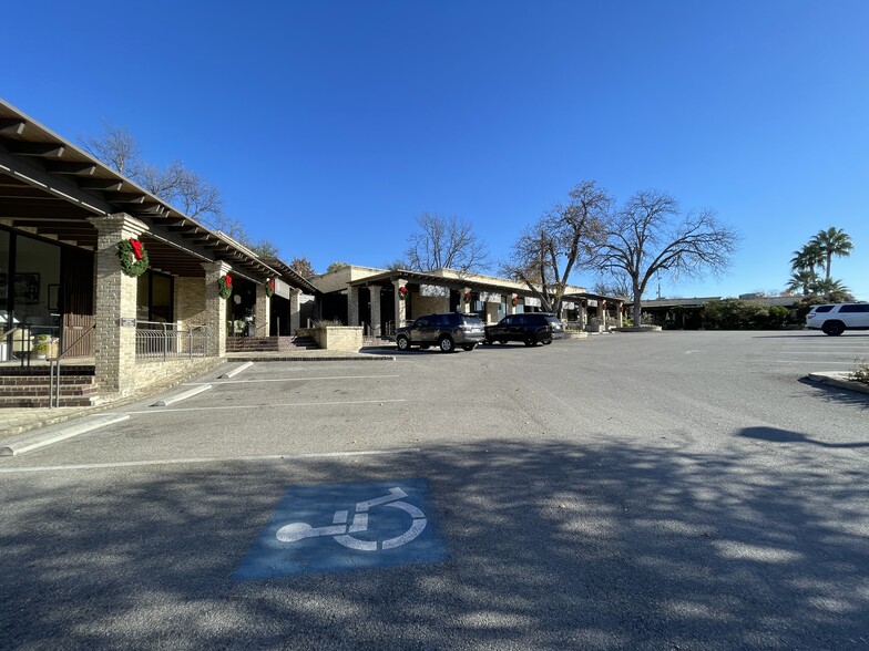 5800 Broadway St, San Antonio, TX à louer - Photo de l’immeuble – Image 3 sur 7
