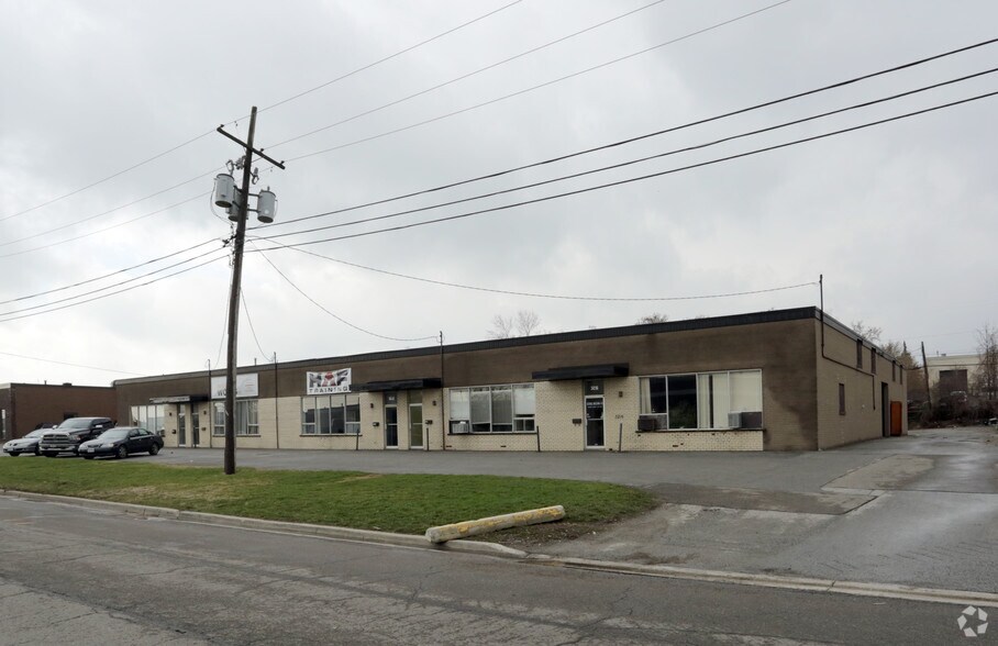 3208-3216 Lenworth Dr, Mississauga, ON à louer - Photo de l’immeuble – Image 2 sur 4