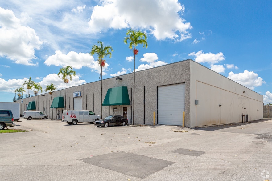 7000-7042 NW 46th St, Miami, FL à louer - Photo principale – Image 3 sur 7