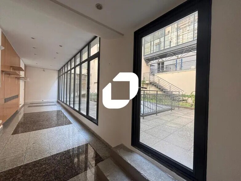 Bureau dans Paris à vendre - Photo de l’immeuble – Image 2 sur 16