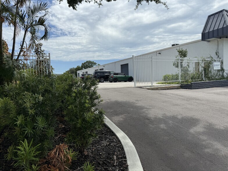 3120 N 46th Ave, Saint Petersburg, FL à louer - Photo de l’immeuble – Image 3 sur 5