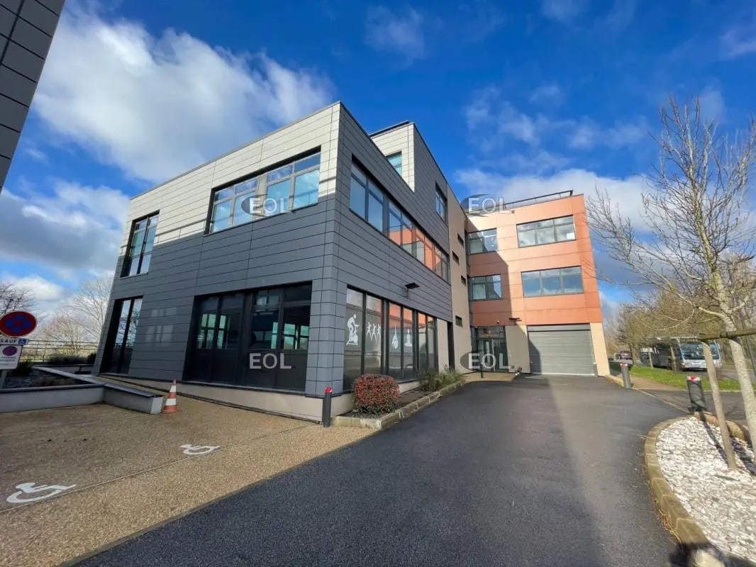 Local d’activités dans Noisy-le-Roi à louer Photo de l’immeuble– Image 1 sur 8