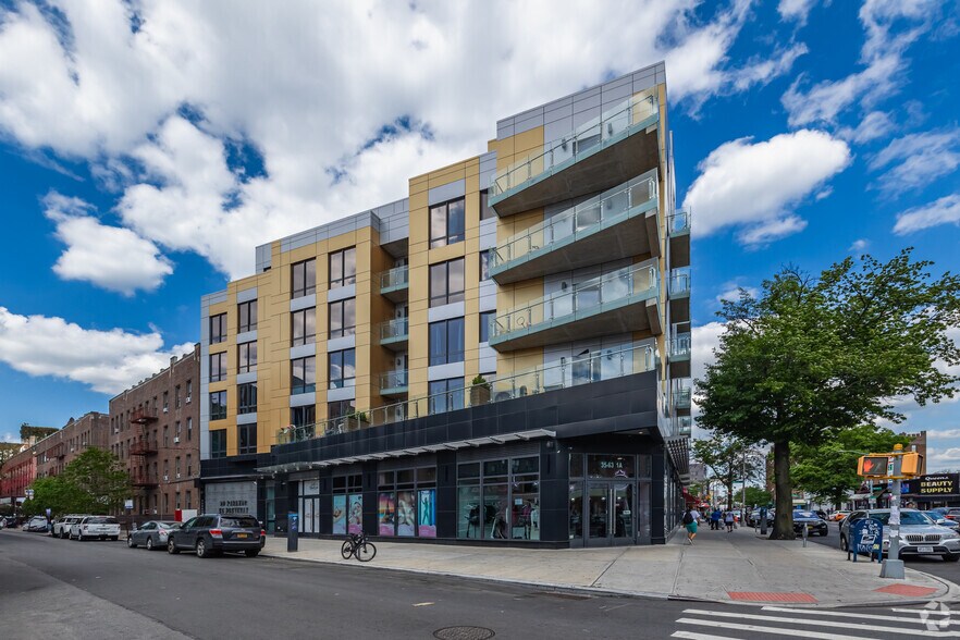 9501 37th Ave, Flushing, NY à vendre - Photo principale – Image 1 sur 30