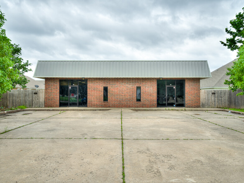 1308 Commerce Dr, Norman, OK à vendre - Photo de l’immeuble – Image 2 sur 57