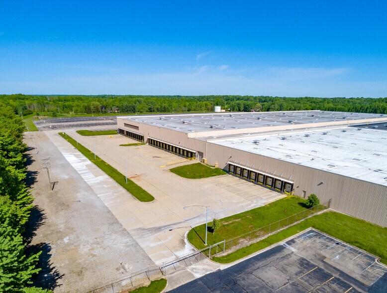 541 Perkins Jones Rd NE, Warren, OH à louer - Photo de l’immeuble – Image 2 sur 2