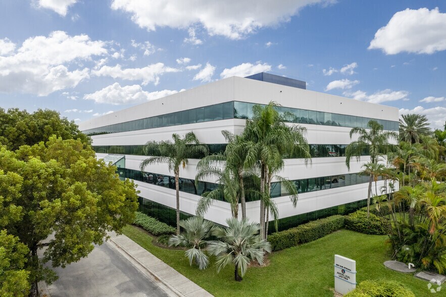 2001 NW 107th Ave, Miami, FL à vendre - Photo principale – Image 1 sur 4
