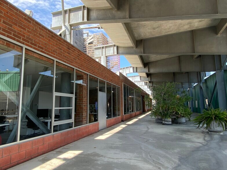 5760-5780 W Jefferson Blvd, Los Angeles, CA à louer - Photo de l’immeuble – Image 2 sur 9