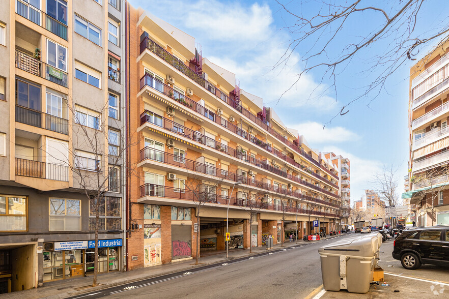 Immeuble residentiel dans Barcelone, Barcelona à vendre - Photo de l’immeuble – Image 2 sur 2