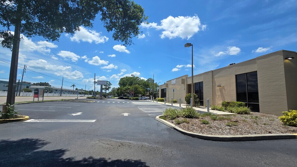 8181 54th Ave N, Saint Petersburg, FL à vendre - Photo de l’immeuble – Image 2 sur 9