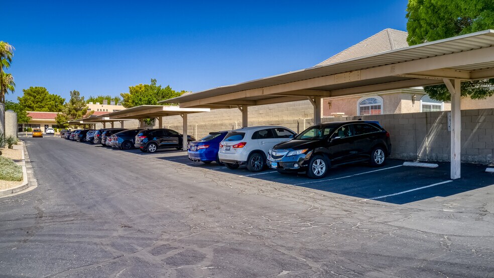 2950 E Flamingo Rd, Las Vegas, NV à louer - Photo de l’immeuble – Image 3 sur 12