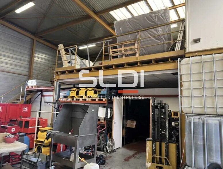 Local d’activités dans Vénissieux à louer - Photo de l’immeuble – Image 3 sur 9