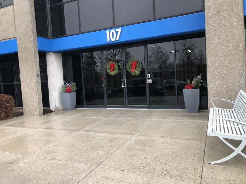 107 Carpenter Dr, Sterling, VA à louer - Photo de l’immeuble – Image 3 sur 11