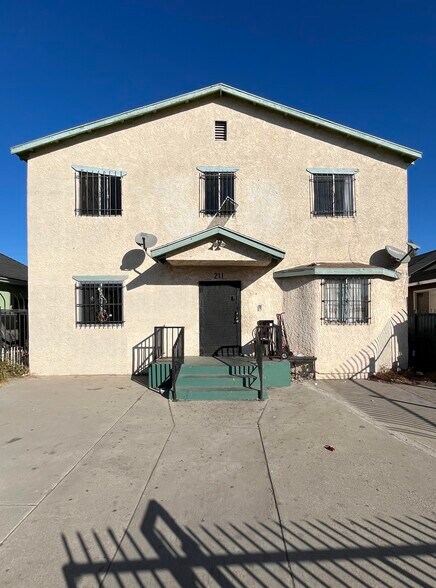 211 E 55th St, Los Angeles, CA à vendre - Photo de l’immeuble – Image 1 sur 10