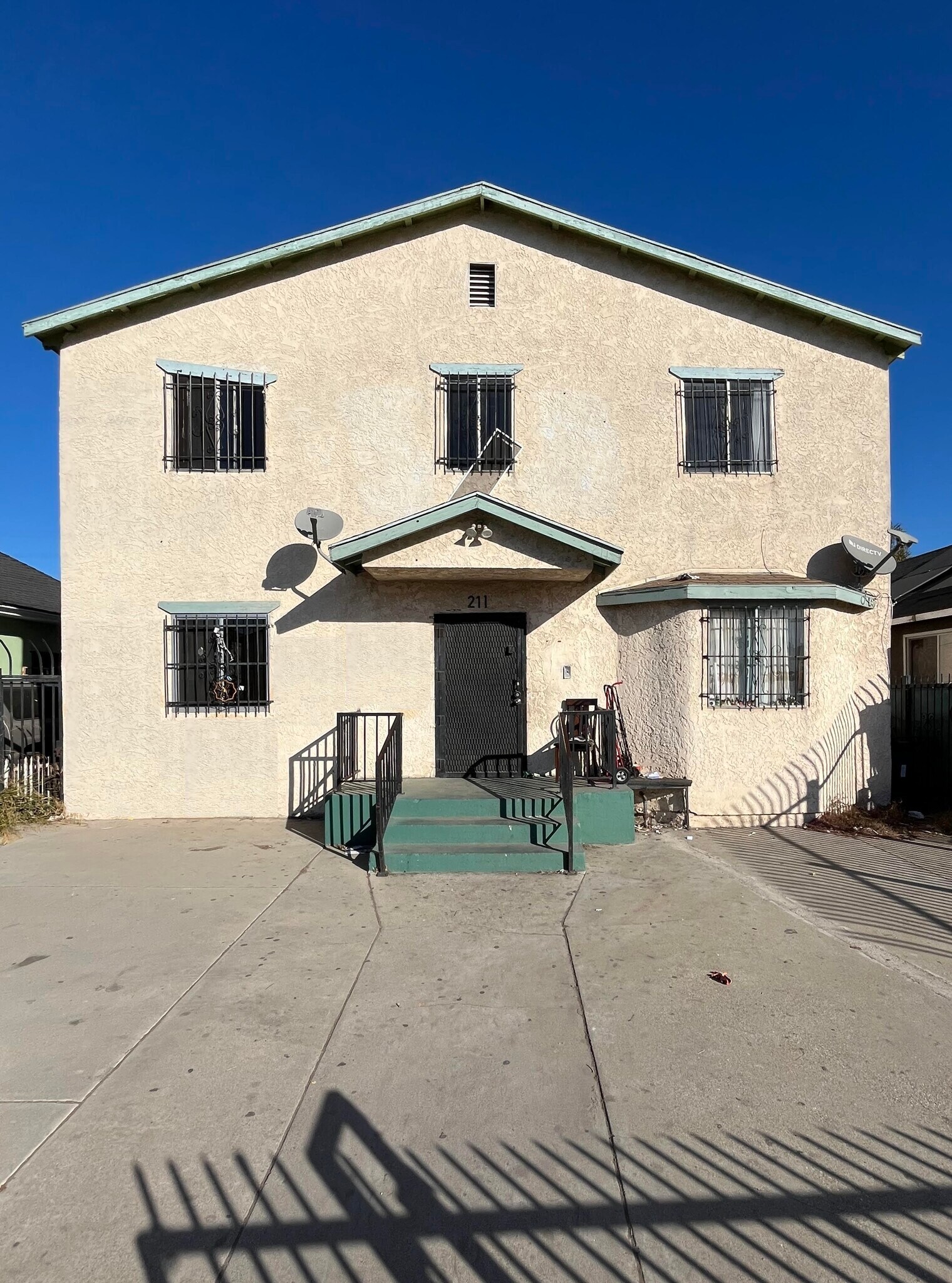 211 E 55th St, Los Angeles, CA à vendre Photo de l’immeuble– Image 1 sur 11