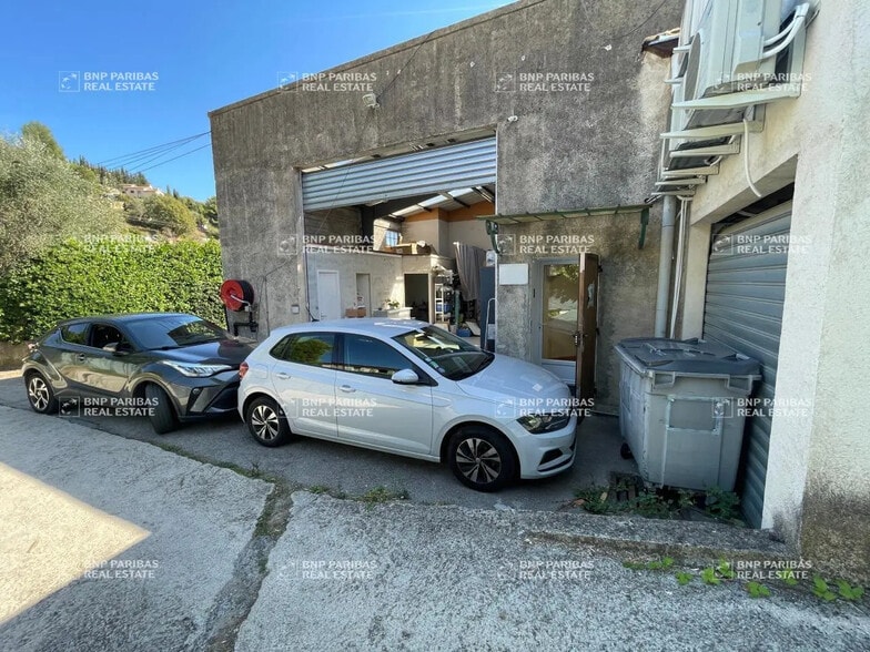 Local d’activités dans Cagnes-sur-Mer à louer - Photo de l’immeuble – Image 2 sur 13