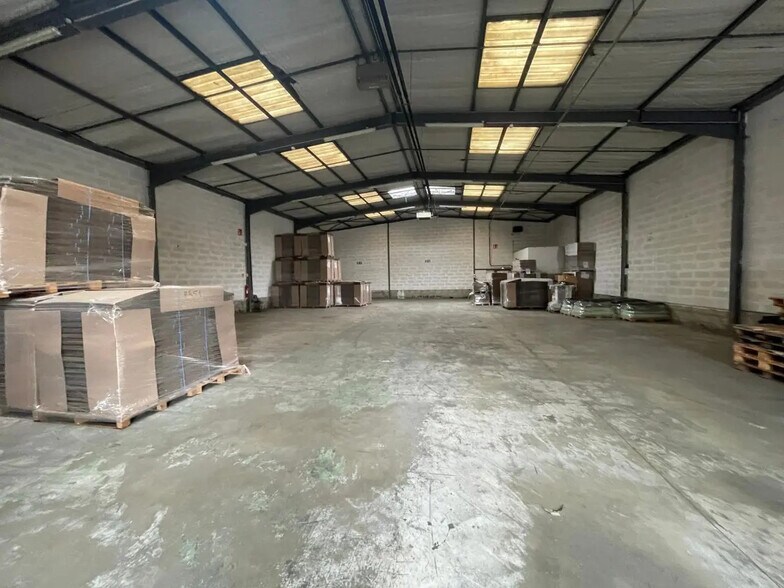 Local d’activités dans Brétigny-sur-Orge à louer - Photo de l’immeuble – Image 3 sur 7