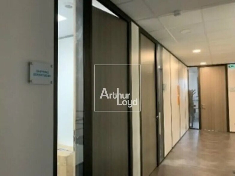 Industriel/Logistique dans Lieusaint à louer - Photo de l’immeuble – Image 3 sur 6